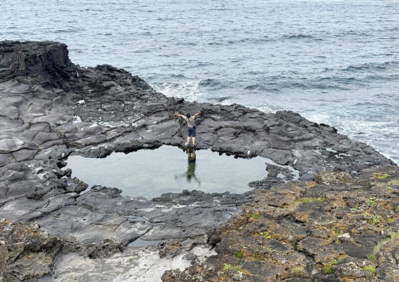 제주 신도2리 마을에 있는 ‘도구리와 모살물’. 도구리에 비친 여행객의 모습이 색다른 사진을 연출한다. 박미향 기자