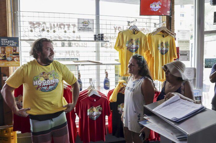 24일 헐크 호건의 별세 소식 이후 플로리다주 클리어워터 비치에 있는 한 매장에서 시민이 헐크 호건을 기리기 위해 관련 티셔츠를 입고 있는 모습. AP연합뉴스