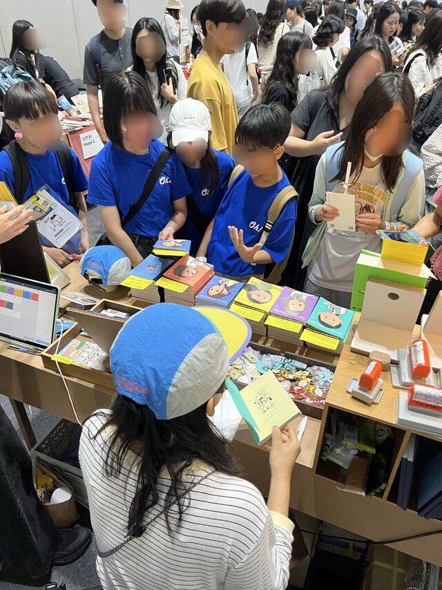 지난달 열린 ‘2025 서울국제도서전’에서 수신지 작가(파란 모자)가 어린이 청소년 독자를 만나 대화를 나누고 있다. 수신지 작가 제공