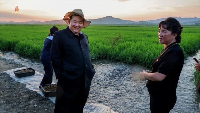 김정은 조선노동당 총비서 겸 국무위원장이 지난 24일 “논판양어(논물에서 물고기 양식)를 장려할 데 대한 당의 방침 관철에서 커다란 성과를 이룩한 인민군 군부대 후방기지”를 찾아 “이곳 일군들이 확립한 우리 식의 녹색재배 및 양어생산 방법을 확대 도입”할 방법을 찾으라고 지시했다고 26일 노동신문이 보도했다. 조선중앙텔레비전 연합뉴스