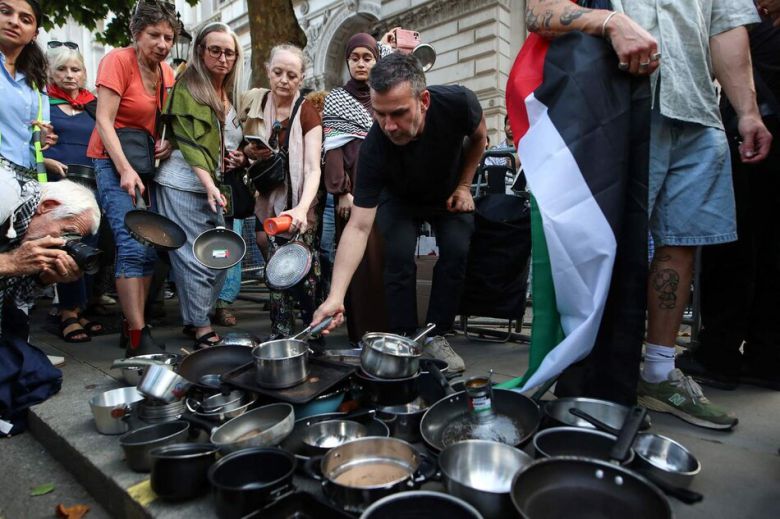 25일 영국 런던 총리 관저가 있는 다우닝가 앞에 모인 시위대가 조리용 냄비들을 놓고 있다. 이 시위는 가자지구에서 계속되는 기근 사태에 항의하는 팔레스타인 연대 캠페인(Palestine Solidarity Campaign)의 일환이다. 이날 여당인 노동당 의원들을 포함한 영국 국회의원 221명이 팔레스타인을 국가로 인정할 것을 키어 스타머 총리에게 요구하기도 했다. 전날(24일) 프랑스가 오는 9월 유엔 총회에서 팔레스타인을 국가로 인정하는 선언을 할 것이라고 밝히면서, 영국 내에서도 동참 요구가 거세지고 있다. AFP 연합뉴스