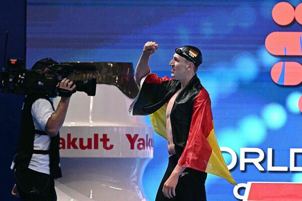 독일의 루카스 메르텐스가 27일 열린 세계수영선수권대회 남자 400m에서 우승한 뒤 기뻐하고 있다. 싱가포르/AFP 연합뉴스