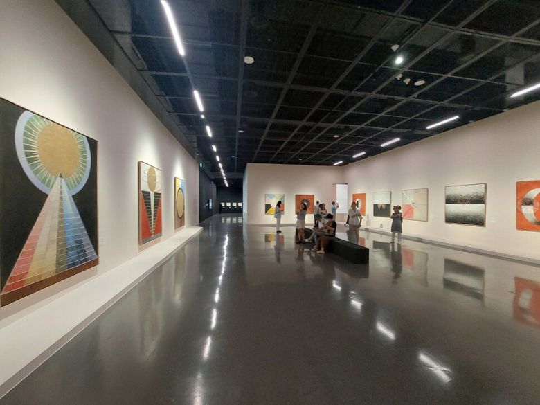 을숙도 부산현대미술관에서 열리고 있는 스웨덴 여성화가 힐마 클린트 회고전 전시장 내부.