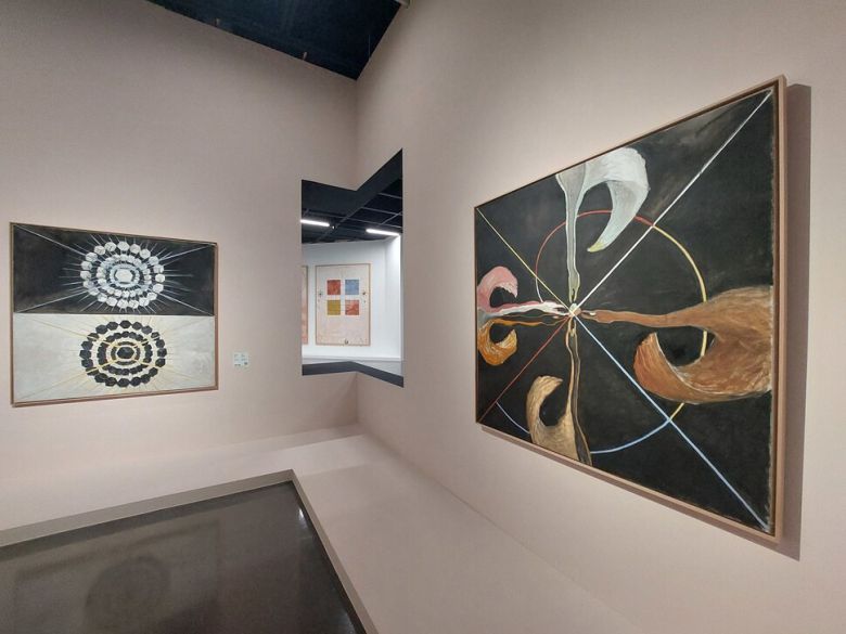 을숙도 부산현대미술관에서 열리고 있는 스웨덴 여성화가 힐마 클린트 회고전 전시장 내부.