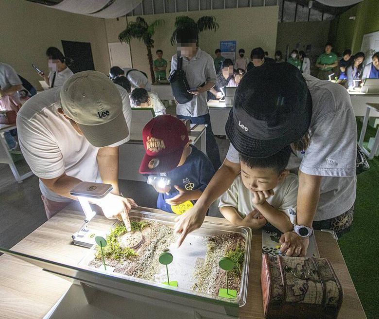 도시에서 보기 힘든 반딧불이를 가까이서 만날 수 있는 \'한여름 밤의 반딧불이 체험\' 프로그램. 에버랜드 제공