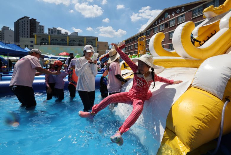 전국적으로 폭염이 이어진 27일 오후 서울 성북구 숭덕초등학교에 마련된 성북문화바캉스 물놀이장에서 시민들과 어린이들이 즐거운 시간을 보내고 있다. 김태형 기자 xogud555@hani.co.kr