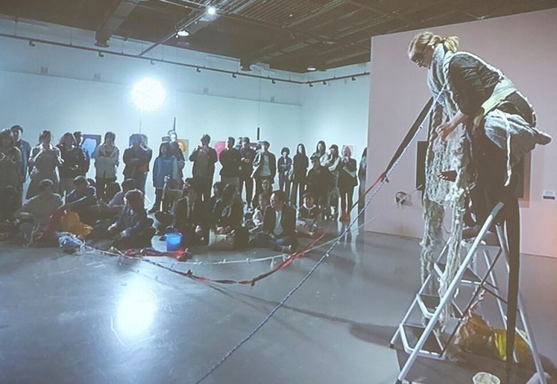 을숙도 부산현대미술관 1층에서 진행중인 ‘열개의 눈’ 개막 동영상. 캐나다 출신으로 이탈리아 피렌체에서 작업 중인 라파엘 드 그루트는 눈을 가린 채 부산 거리에서 긁어모은 밧줄과 버려진 잡동사니 등을 온몸에 걸친 채 위태롭게 사다리에서 내려오고 걸어가는 동영상과 몸에 걸쳤던 잡동사니들을 전시해놓았다.