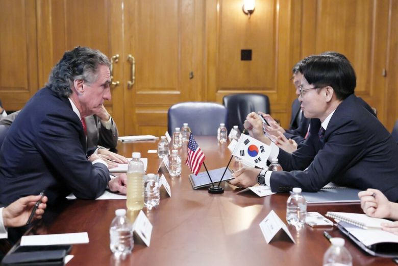 김정관 산업통상자원부 장관이 지난 24일(현지시각) 미국 워싱턴디시(D.C.)에서 더그 버검 미국 백악관 국가에너지위원회 위원장과 회담하고 있다. 산업통상자원부 제공