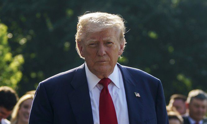 25일(현지시각) 도널드 트럼프 미국 대통령이 스코틀랜드 방문을 위해 워싱턴 디시(D.C) 백안관을 떠는 모습. UPI연합뉴스