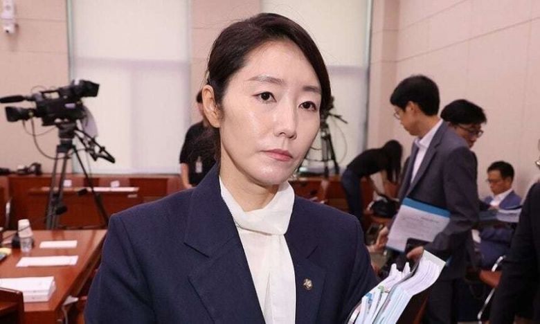 강선우 당시 여성가족부 장관 후보자가 지난 14일 국회 여성가족위원회에서 열린 인사청문회가 오전 질의를 마치고 정회되자 청문회장을 나가고 있다. 연합뉴스