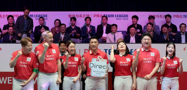 강동궁 등 SK렌터카 팀 선수단이 27일 경기에서 승리한 뒤 기뻐하고 있다. PBA 제공