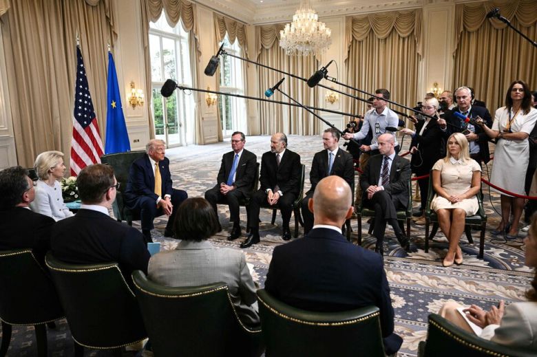 도널드 트럼프 미국 대통령과 우르줄라 폰데어라이엔 유럽연합 집행위원장이 27일 스코틀랜드 남서부 턴베리에서 회담 중 대화를 나누고 있다. 사우스에어/AFP 연합뉴스