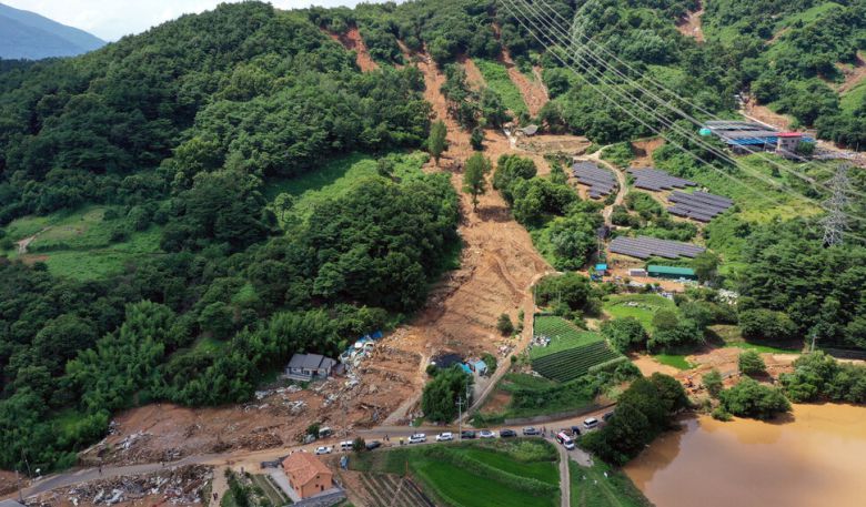 20일 오후 경남 산청군 산청읍 부리 내부마을이 전날 내린 폭우와 산사태로 파괴돼 무너져 있다. 연합뉴스.