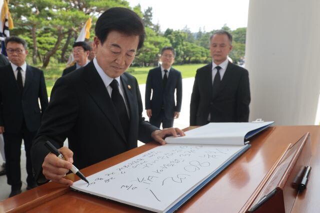 정동영 통일부 장관이 28일 서울 동작구 국립서울현충원을 찾아 참배한 뒤 방명록에 “광복 80년! 한반도 평화의 빛을 되찾겠습니다”라고 쓰고 있다. 연합뉴스