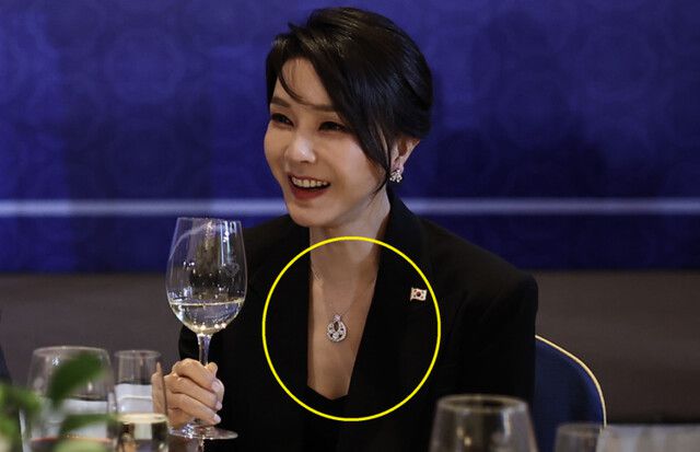 윤석열 전 대통령의 부인 김건희 여사가 2022년 6월29일(현지시각) 스페인 마드리드 한 호텔에서 열린 스페인 동포 만찬간담회에 참석해 대화를 나누고 있다. 대통령실 제공