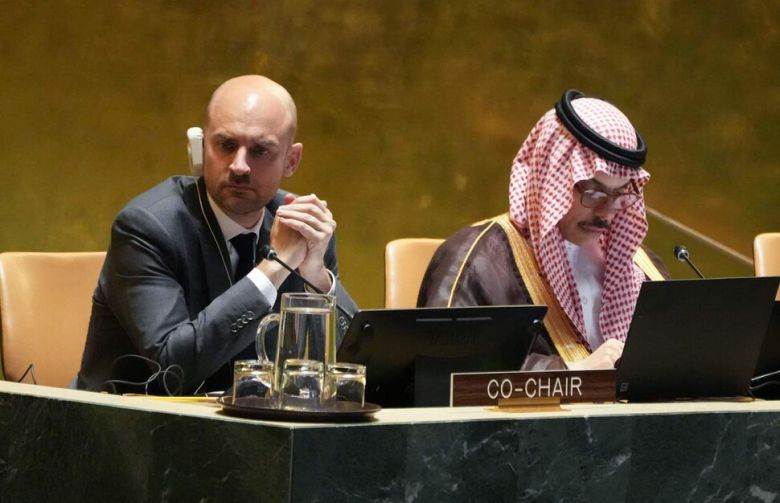 파이살 빈 파르한 알 사우드 왕자이자 사우디아라비아 외무장관(오른쪽)과 장 노엘 바로 프랑스 외무장관(왼쪽)이 28일(현지시각) 뉴욕 유엔 본부에서 열린 ‘이스라엘과 팔레스타인을 위한 두 국가 해법’ 회의에 참석하고 있다. 뉴욕/AFP 연합뉴스