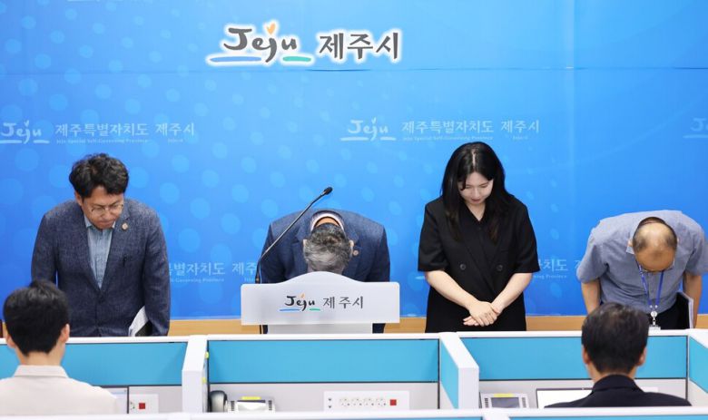 29일 김완근 제주시장(가운데)이 횡령 사건에 대해 사과문을 발표한 뒤 고개를 숙이고 있다. 제주시 제공