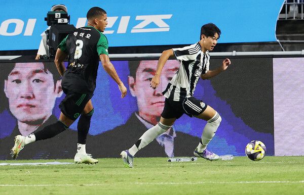 뉴캐슬의 18살 ‘젊은 피’ 박승수가 30일 열린 2025 쿠팡플레이 시리즈 팀 K리그와 경기에서 돌파하고 있다. 연합뉴스