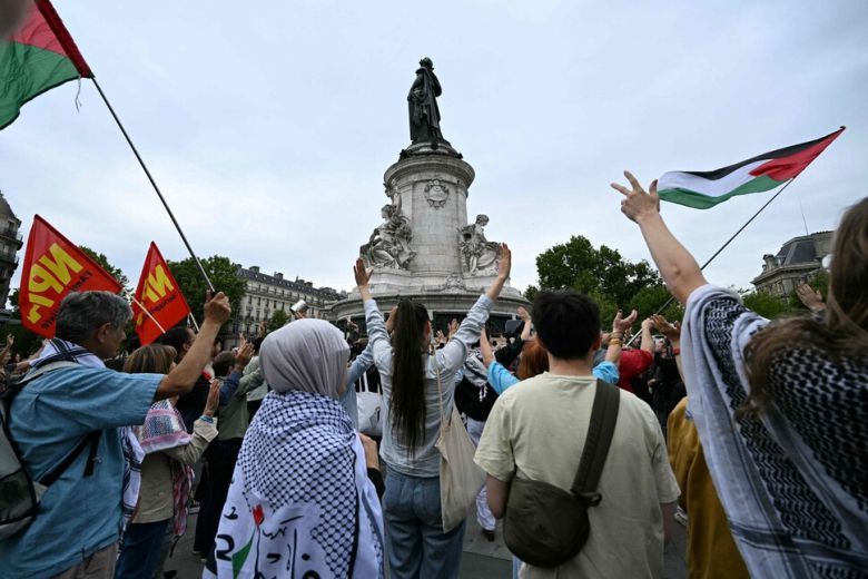 29일(현지시각) 파리 라 푸블리크 광장에서 팔레스타인 지지 시위가 열리고 있다. 파리/AFP 연합뉴스