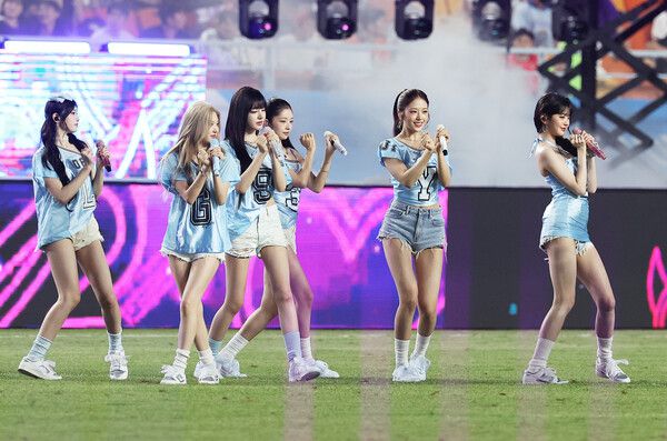 걸그룹 아이브가 30일 열린 2025 쿠팡플레이 시리즈 팀 K리그와 뉴캐슬 유나이티드의 경기에서 공연하고 있다. 연합뉴스