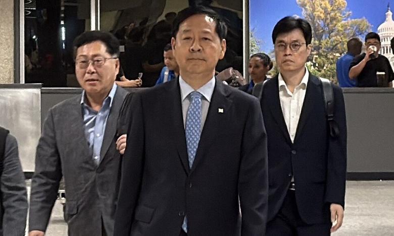 구윤철 부총리 겸 기획재정부 장관이 미국과 관세협상을 위해 29일(현지시각) 워싱턴 디시(D.C.) 인근 덜레스 국제공항으로 입국하며 특파원들 질문에 답하고 있다.