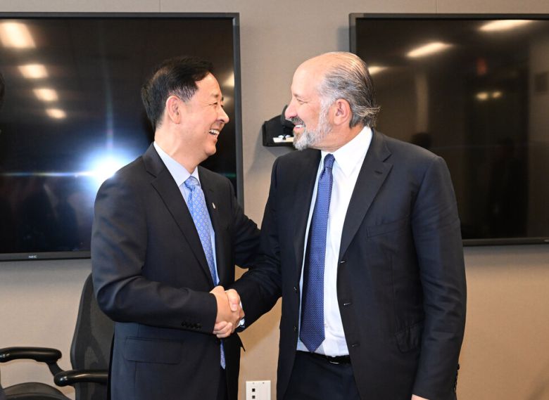 구윤철 부총리 겸 기획재정부 장관이 29일(현지시각) 미국 상무부에서 하워드 러트닉 상무장관과 통상협의에 앞서 악수하며 인사하고 있다. 기획재정부 제공