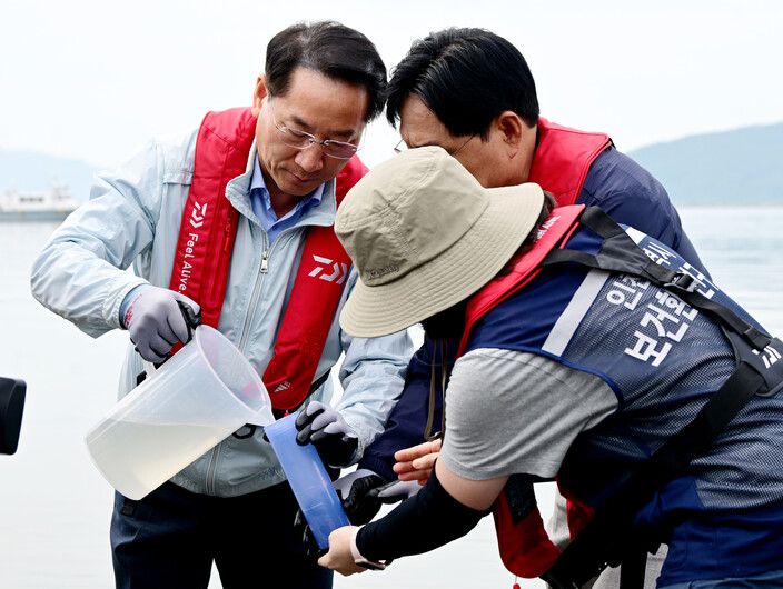 유정복 인천광역시장이 30일 강화군 외포항에서 해수를 채취하고 있다.