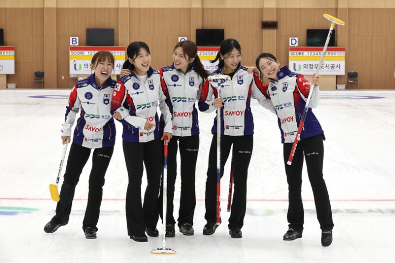 2026 밀라노·코르티나담페초겨울올림픽 컬링 여자부 대표팀으로 선발된 경기도청 5G팀이 지난 8일 경기 의정부 컬링 경기장에서 한겨레와 인터뷰 전에 포즈를 취하고 있다. 정용일 선임기자