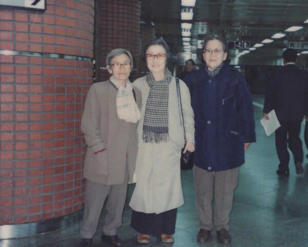 고인(왼쪽)이 필자의 어머니 고 주명순(오른쪽) 선생과 함께 찍은 사진. 박윤경씨 제공