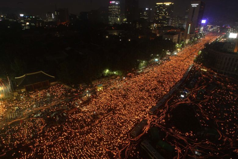 지난 2008년 6월10일 저녁 서울 광화문 세종로 네거리에서 덕수궁을 지나서까지 거리를 가득 메운 수십 만 명의 시민들이 촛불을 밝힌 채 \'미국산 쇠고기 재협상\' 등을 요구하는 \'100만 촛불 대행진\'을 하고 있다. 김정효 기자 hyopd@hani.co.kr