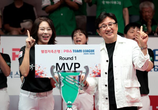 하나카드의 김가영이 30일 프로당구 팀 리그 1라운드 최우수선수로 뽑힌 뒤 기뻐하고 있다. PBA 제공
