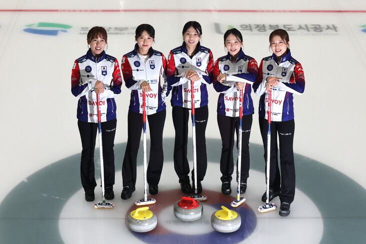 2026 밀라노·코르티나담페초겨울올림픽 컬링 여자부 대표팀으로 선발된 경기도청 5G팀이 지난 8일 경기도 의정부 컬링 경기장에서 한겨레와 인터뷰 전에 포즈를 취하고 있다.