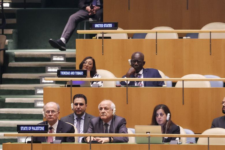 모하마드 무스타파(왼쪽 아래 첫번째)팔레스타인 총리 겸 외교장관과 유엔 주재 팔레스타인 대사 리야드 만수르(왼쪽 아래 세번째)가 29일(현지시각) 미국 뉴욕 유엔 본부에서 열린 이스라엘 팔레스타인 두 국가 해법 관련 회의에서 데이비드 라미 영국 외무장관의 연설을 듣고 있다. 미국은 불참했다. 뉴욕/EPA 연합뉴스