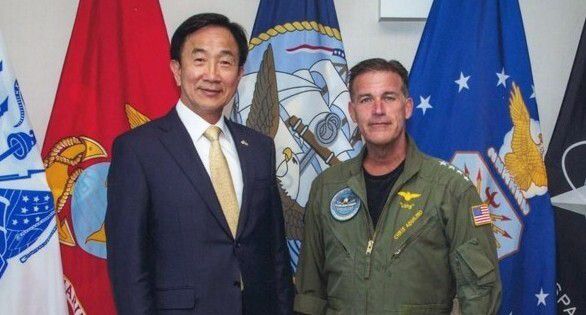 2023년 6월20일(현지시간) 이서영 호놀룰루 총영사(왼쪽)가 존 아퀼리노 미군 인도태평양사령관과 만나 기념 촬영하는 모습. 주호놀룰루 총영사관 제공=연합뉴스