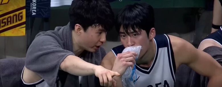 이현중(왼쪽)과 여준석이 카타르와 평가전에서 벤치에서 함께 얘기를 나누는 장면은 사회관계망서비스(SNS)에서 공유되어 화제가 되기도 했다. 경기 영상 갈무리