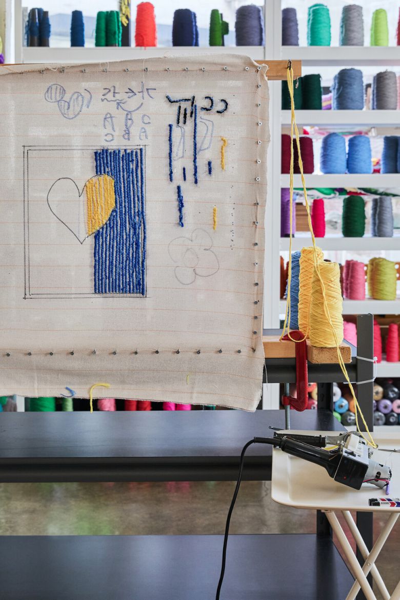 터프팅 공예를 취미로 삼은 이들은 자신의 취향대로 다채로운 형태의 작품을 만든다. 염서정 스튜디오 어댑터