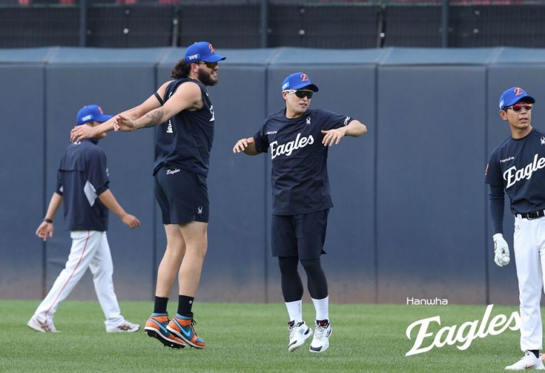 한화 이글스로 적을 옮긴 손아섭(왼쪽에서 셋째)이 1일 광주 기아챔피언스필드에서 경기가 열리기 전 한화 에이스 코디 폰세와 함께 몸을 풀고 있다. 한화 이글스 제공