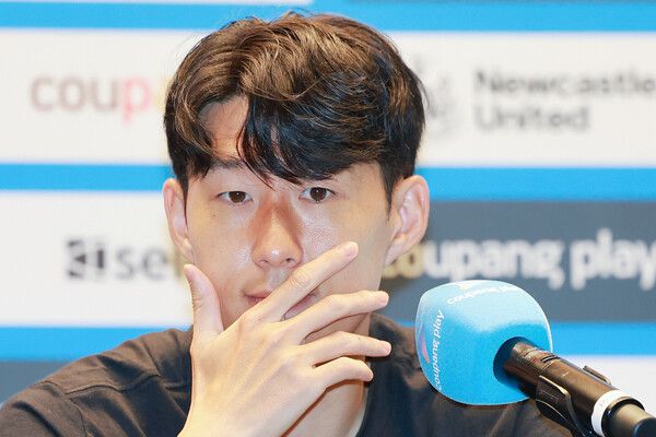 손흥민이 2일 서울 영등포구에서 열린 2025 쿠팡플레이 시리즈 기자회견에 참석해 기자들의 질문에 답하고 있다. 연합뉴스