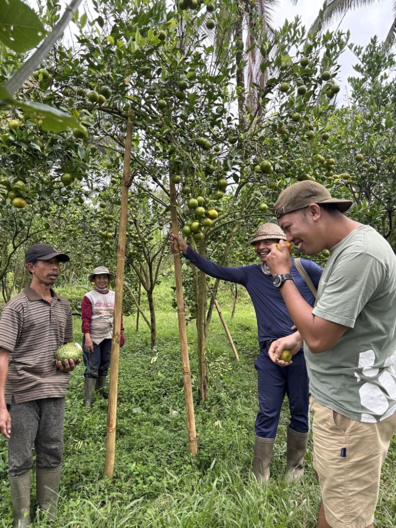 지난 6월 말 인도네시아 발리 우붓의 공동체 농장에서 리조트 ‘만다파 리츠칼튼 리저브’의 에카 수나르야 부총주방장이 현지 식재료를 소개하면서 농부들과 함께 이야기하고 있다. 김은형 선임기자