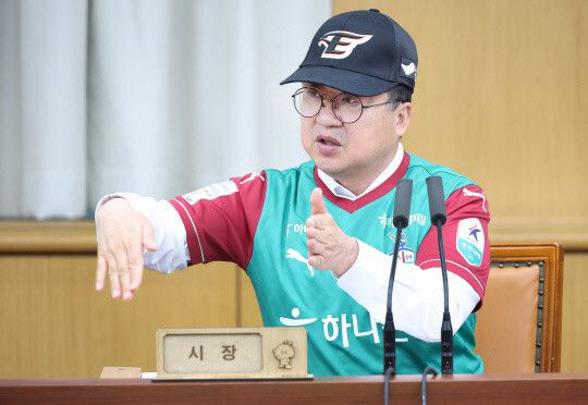 이장우 대전시장이 지난 4월28일 프로야구 한화이글스 모자와 프로축구 하나시티즌 유니폼을 착용하고 주간업무회의를 주재하고 있다. 대전이 연고인 두팀 모두 당시 1위였다. 당시 대전시 제공