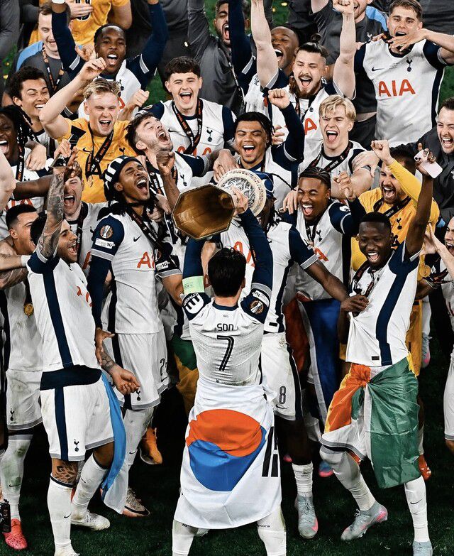 손흥민이 지난 5월 스페인 빌바오의 산마메스 경기장에서 열린 2024∼2025 유럽축구연맹(UEFA) 유로파리그에서 우승한 뒤 트로피를 들어 올리고 있다. 토트넘 구단 에스엔에스 갈무리