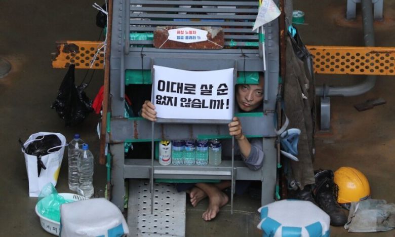 2022년 7월19일 가로, 세로, 높이 1m 구조물 안에 자신을 가두고 농성 중인 유최안 금속노조 거제통영고성 조선하청지회 부지회장. 이 투쟁으로 하청노동자들의 현실이 널리 알려졌다. 공동취재사진