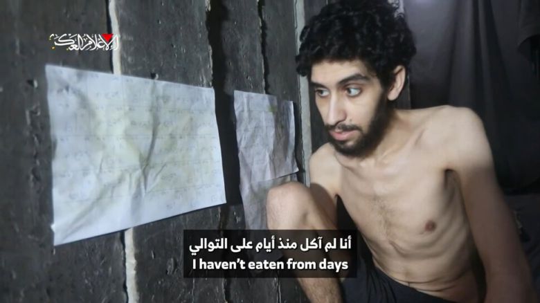 하마스에 납치된 이스라엘인 인질 에비아타르 다비드가 지난달 27일 하마스가 촬영한 영상에서 뼈가 드러난 몸으로 “수일 동안 먹지 못하고 있다”고 말하고 있다. 영상 갈무리