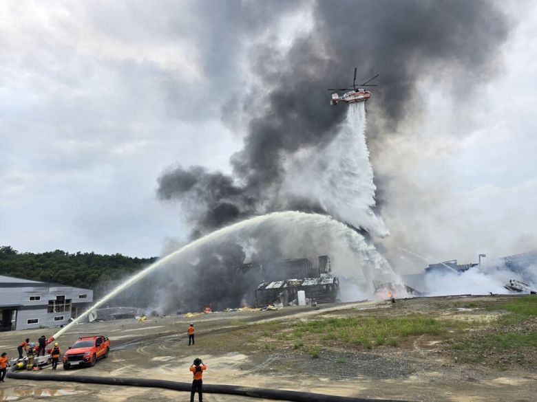 지난 3일 낮 경북 영천시 금호읍 구암리 채신공단의 화장품원료 제조업체에서 폭발·화재가 발생해 소방당국이 진화하고 있다. 경북소방본부 제공