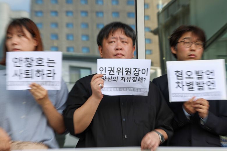 국가인권위원회 바로잡기 공동행동 활동가들이 4일 오전 서울 중구 국가인권위원회 앞에서 안창호 위원장 고발 및 진정 기자회견을 열고 손팻말을 들고 있다. 김영원 기자 forever@hani.co.kr