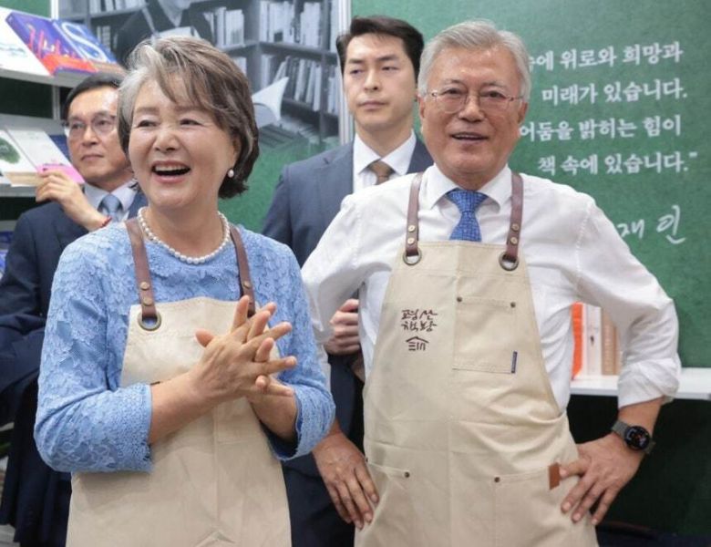 문재인 전 대통령 부부가 지난 6월18일 서울 강남구 삼성동 코엑스에서 열린 2025 서울국제도서전에서 평산책방을 찾은 독자들과 인사하고 있다. 연합뉴스