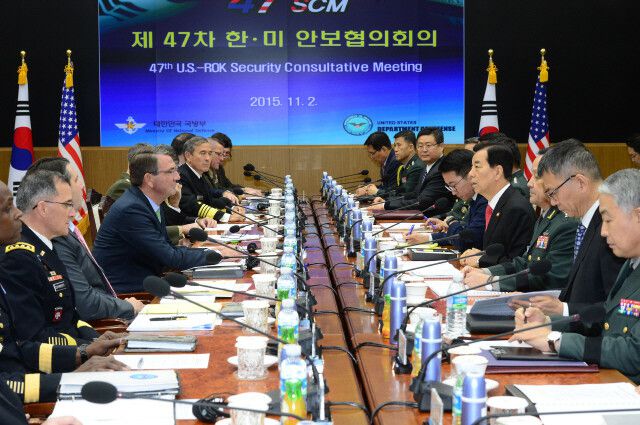 방한중인 애쉬턴 카터 미 국방장관이 2015년 11월2일 오전 용산 국방부 청사에서 한민구 국방장관과 한미 국방장관 회담을 하고있다. 한겨레 자료사진