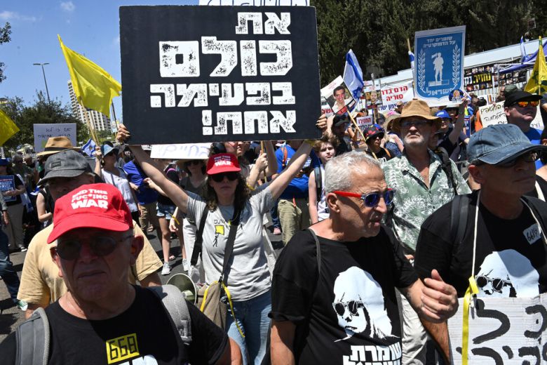 4일(현지시각) 이스라엘 예루살렘의 베냐민 네타냐후 총리 사무실 밖에서 반정부 시위가 열리고 있다. 예루살렘/UPI 연합뉴스