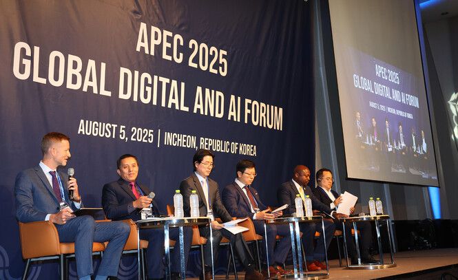 5일 인천 연수구 쉐라톤 그랜드 호텔에서 열린 ‘아시아태평양경제협력체(APEC) 디지털·인공지능 포럼’에서 기조연설 뒤 패널 토론이 진행되고 있다. 연합뉴스