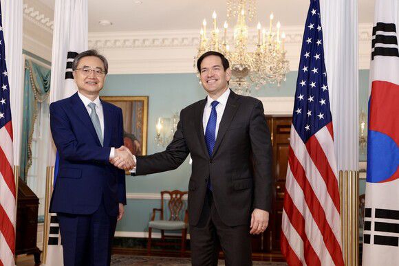 조현 외교부 장관이 7월31일(현지시각) 오후 2시께 미 국무부 트리티룸에서 마코 루비오 장관을 만났다. 두 장관은 양국 정상 간 첫 회담 일정과 의제를 논의한 것으로 알려졌다. 워싱턴특파원 공동취재단